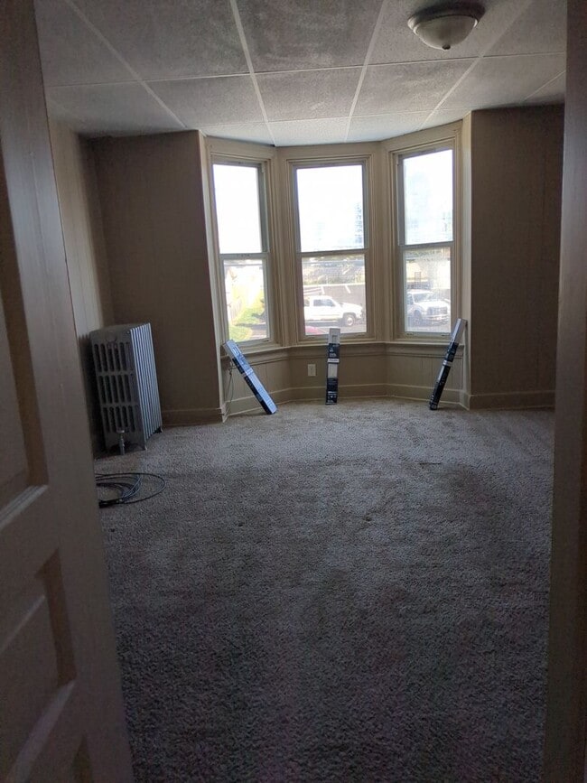 Building Photo - Recently renovated 4/5 Bedroom house