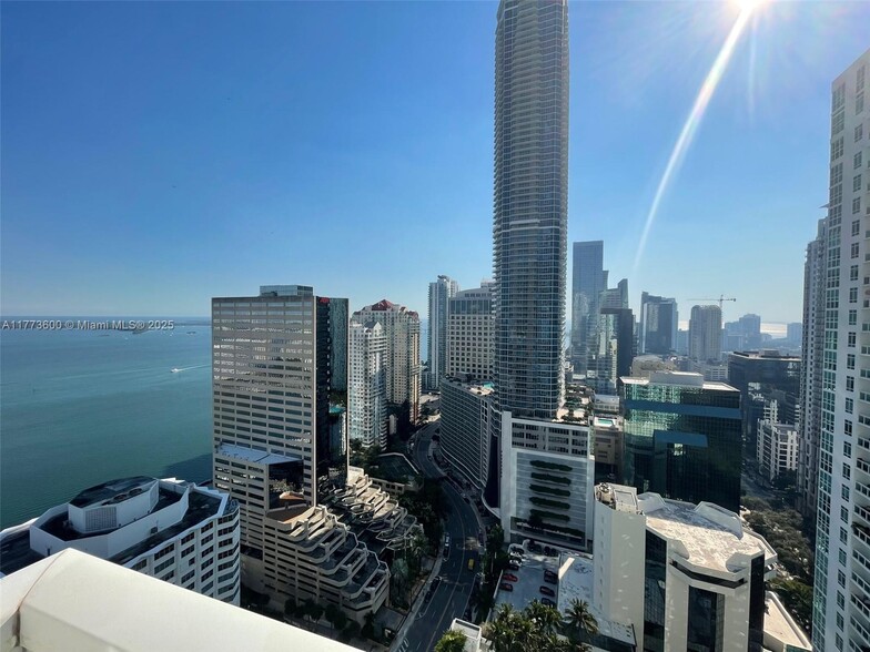 Building Photo - 950 Brickell Bay Dr