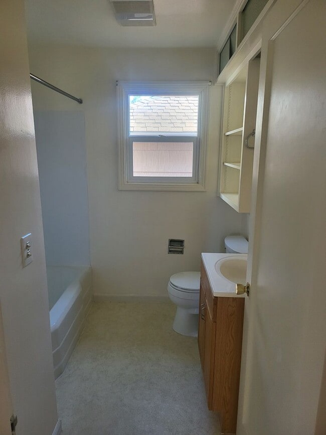 Building Photo - Cute House Close to W.F West High School!