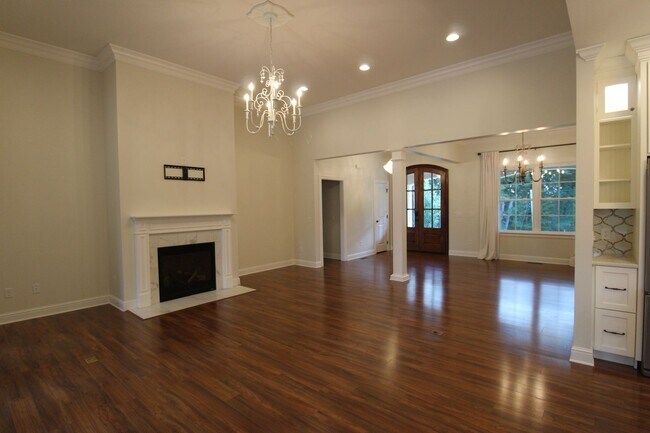 Building Photo - 3 Bedroom 3 Bath House in Beautiful, Quiet Setting