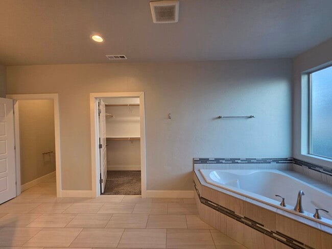 Building Photo - 584 Thebes St