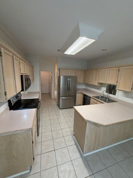 Building Photo - 883 Alawai Ave