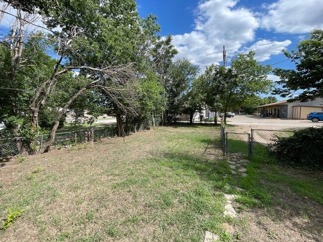 Building Photo - Spacious 3 bedroom home