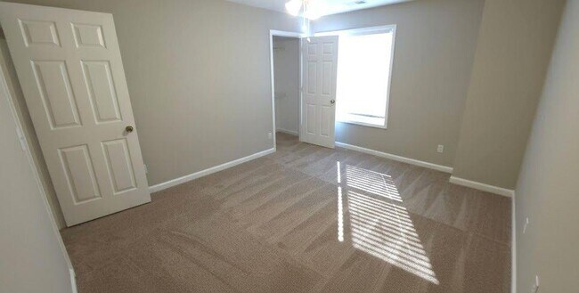 Building Photo - 984 Pointers Way