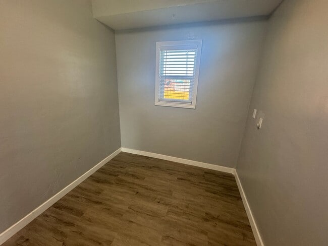 Building Photo - 3 bedroom, 1 bath Single Family Home