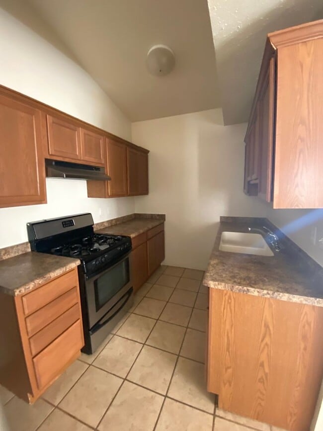 Building Photo - Cute 2 bedroom, 2 bath duplex, spacious ba...