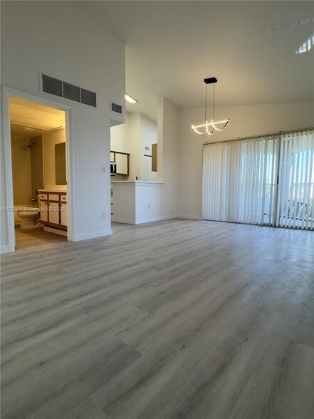 Building Photo - 2880 N Oakland Forest Dr