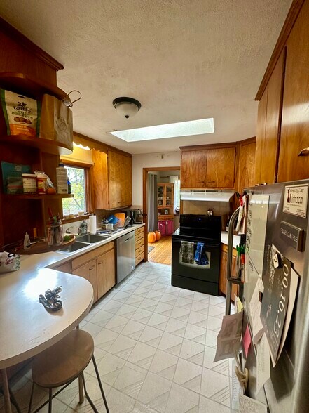 Building Photo - 131 Honness Ln