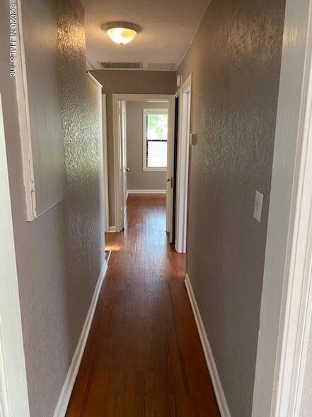 Building Photo - 4565 Royal Ave