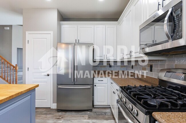 Building Photo - Beautiful Two-Story Home Located in Missio...