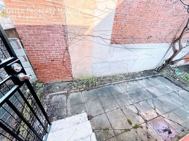 Building Photo - 5621 W Girard Ave