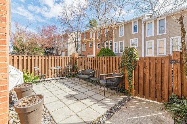 Building Photo - 656 Park Village Dr NE