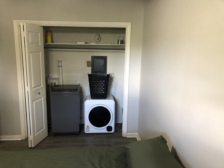in-unit washer/dryer - 218 N Taylor St