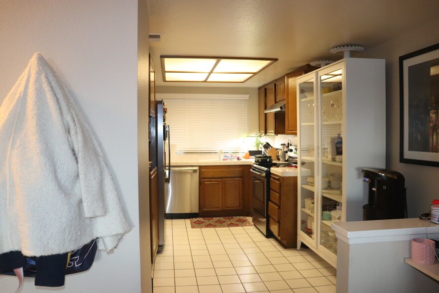 Kitchen - 1833 Caddington Dr