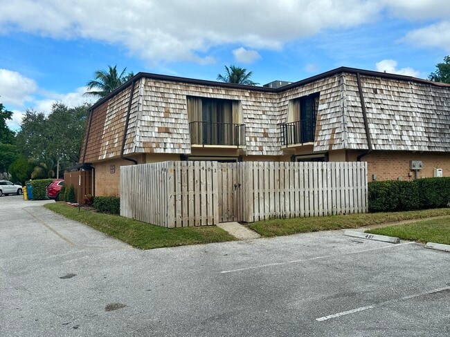 Primary Photo - 401 Lake Arbor Dr