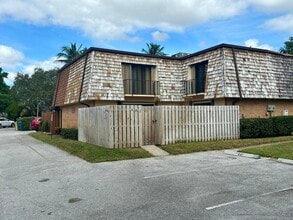 Building Photo - 401 Lake Arbor Dr