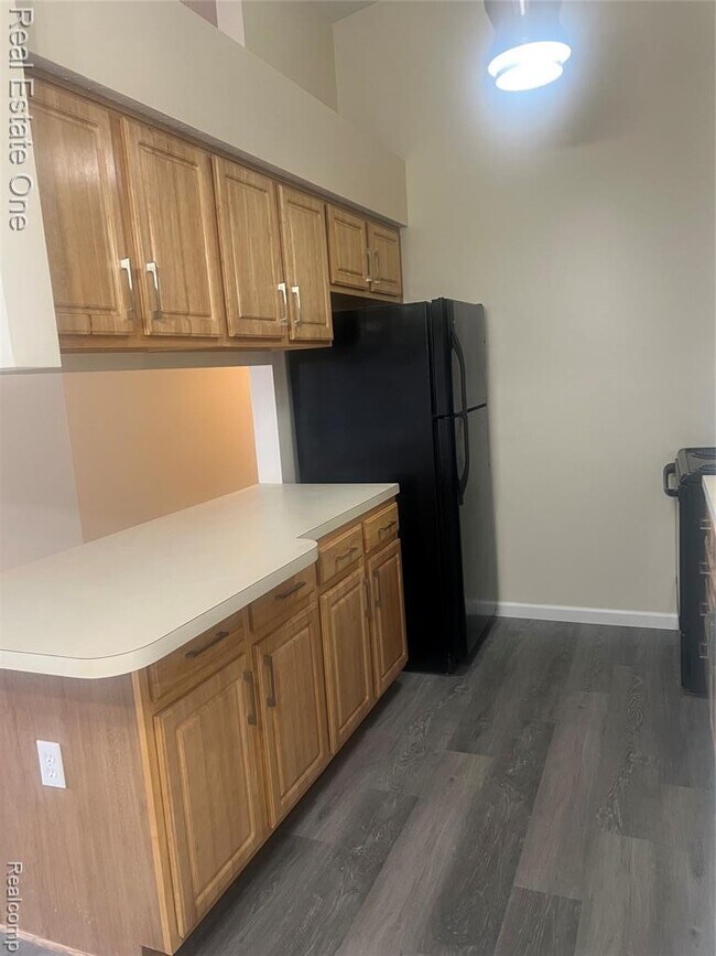 Building Photo - 15815 Lakeside Dr