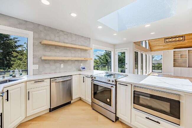 Building Photo - Sophisticated and Elegant home is located in Harbor Ridge at Browns Point. Spacious 4 bedroom, 4 ...