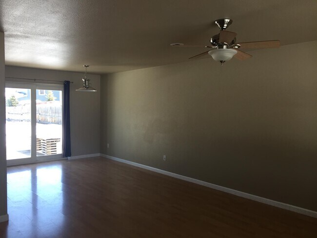 Building Photo - 441 Country Club Ln