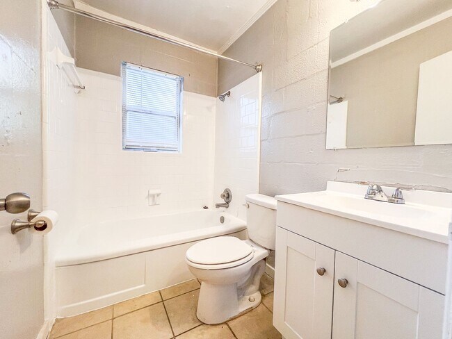 Building Photo - Nylic 14