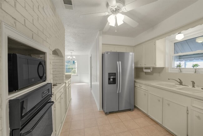 Building Photo - 8415 Braesdale Ln