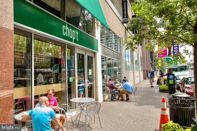 Building Photo - 1555 N Colonial Terrace