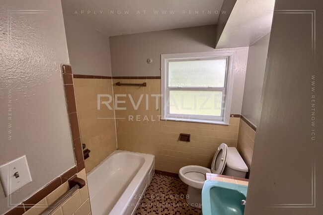 Building Photo - NO DEPOSIT SPECIAL! Newly Updated 3 Bedroo...