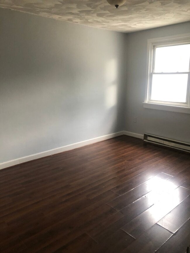 Building Photo - Charming 3-bedroom, 1-bathroom home locate...
