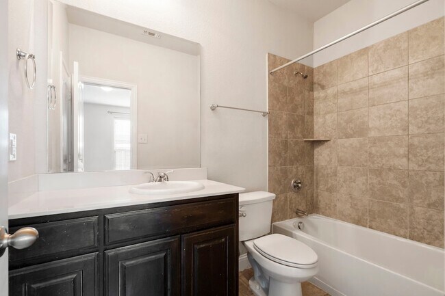 Building Photo - 2640 Venice Dr