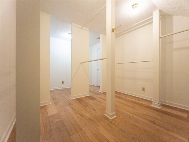 Building Photo - 965 Millbrook Ct