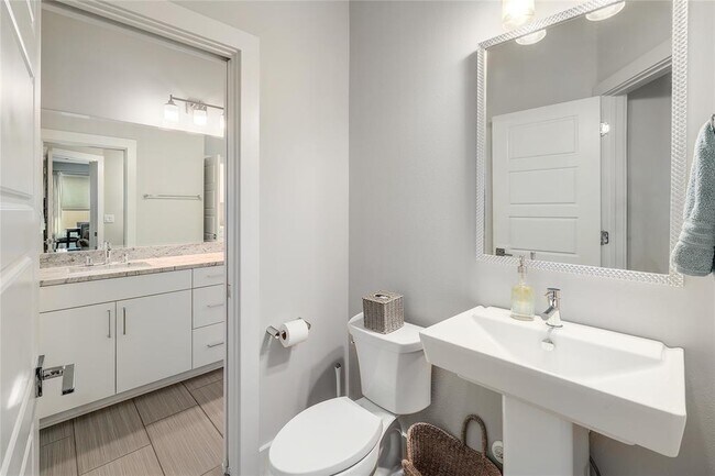 Building Photo - 1205 Elm St