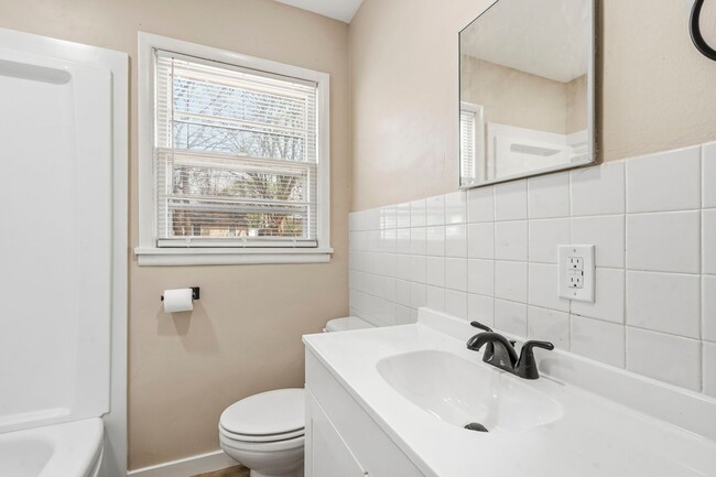 Building Photo - 3 bedroom 1 bath 1 car garage- newly renovated!