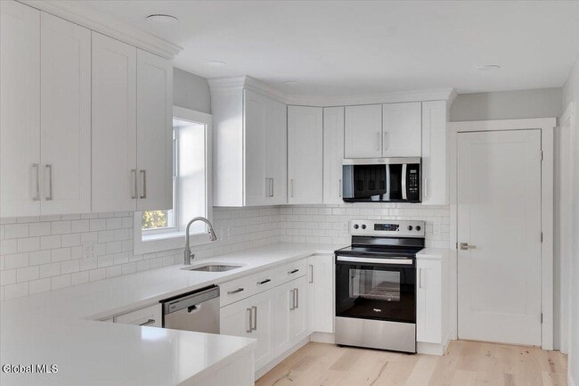 Building Photo - 257 W Circular St