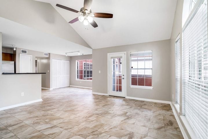 Building Photo - 1055 Crystal Way