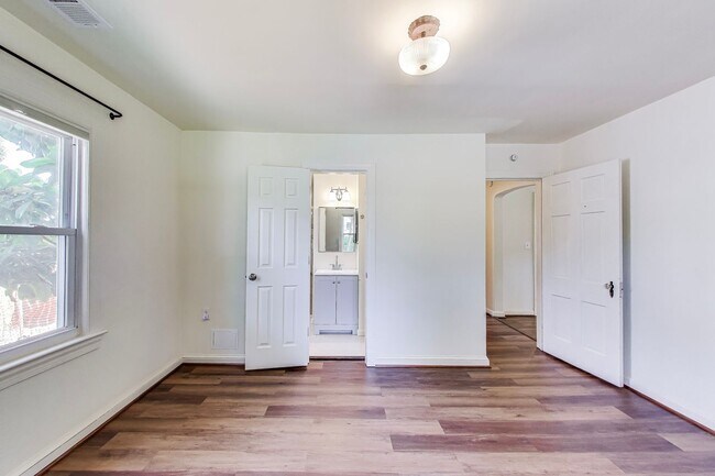 Building Photo - Cute 2 bed + Loft + 2 Bath SF w/ Fenced Yard