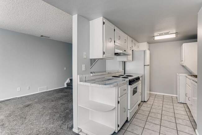Building Photo - Everything you Need, 2 Bed, 1.5 Bath townh...