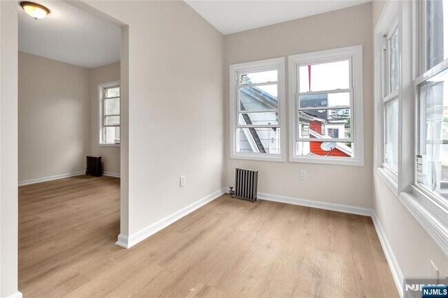 Building Photo - 247 Duane St