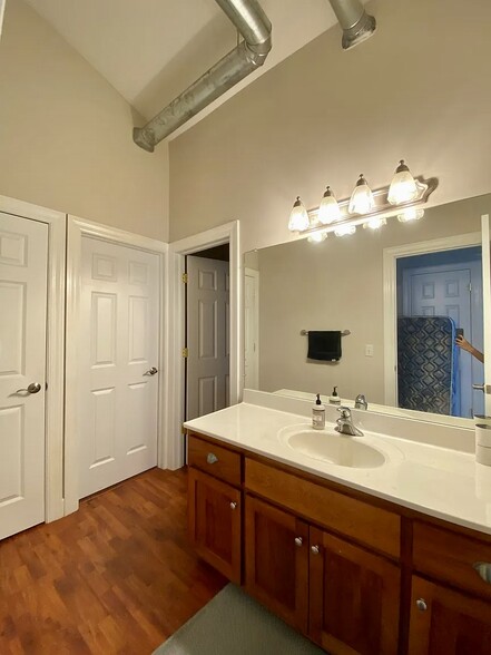 Vanity / BR Entry - 135 E Prairie Ave