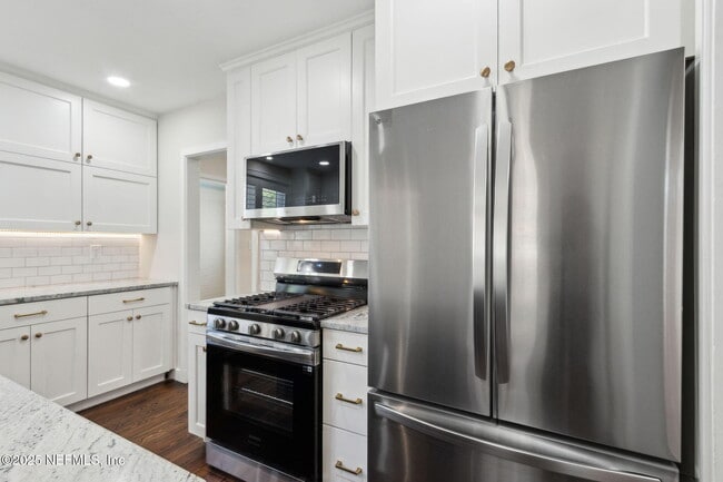 Building Photo - 2334 Broadmoor Ln