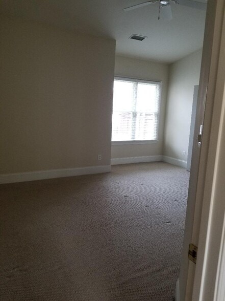 Main bedroom w/attached bath and walk in closet - 19333 Beaufain St