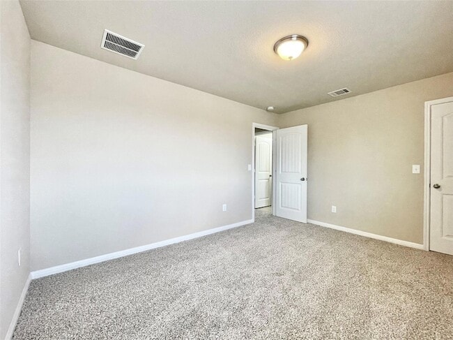Building Photo - 415 Crater Lake Dr