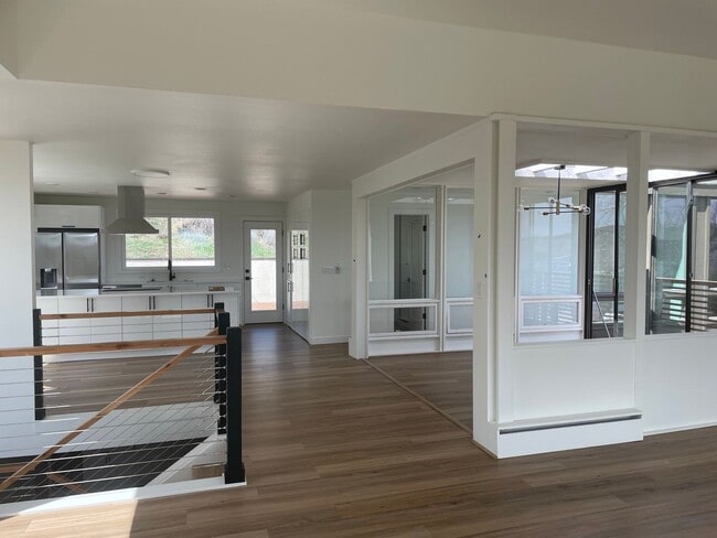 Building Photo - LUX 3BD, 3BA Foothills Home Only 5 Minutes...