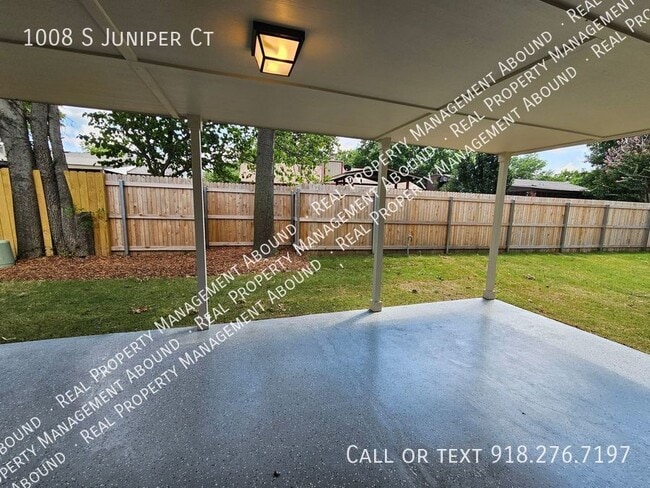 Building Photo - 1008 S Juniper Ct