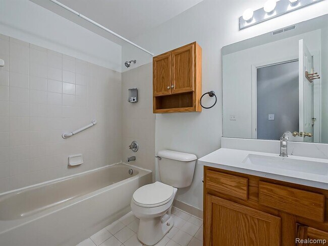 Building Photo - 8208 Chesapeake Cir