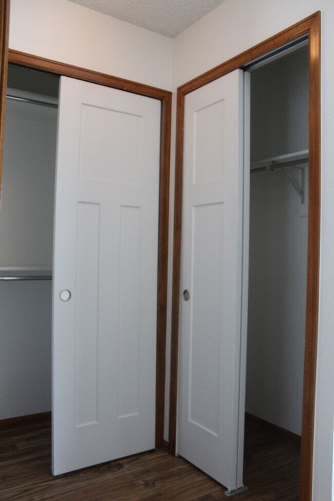 Building Photo - Gorgeous 2 Story End Unit in Lakewood!