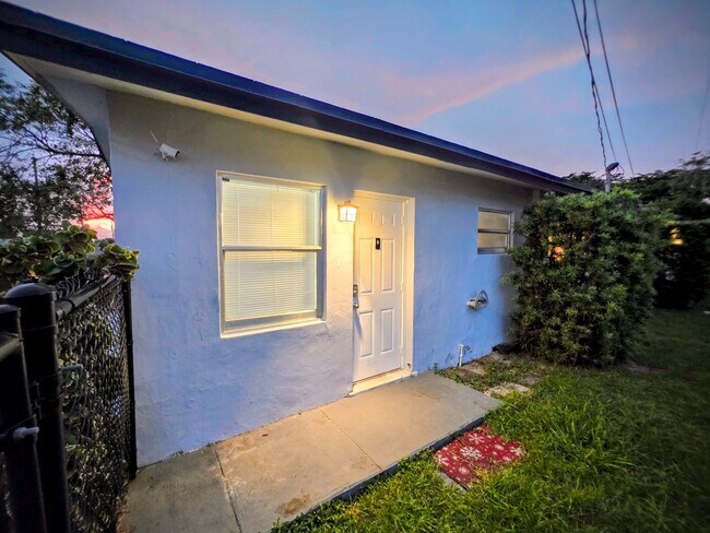 Building Photo - LC 13:22-24 SW 10th St