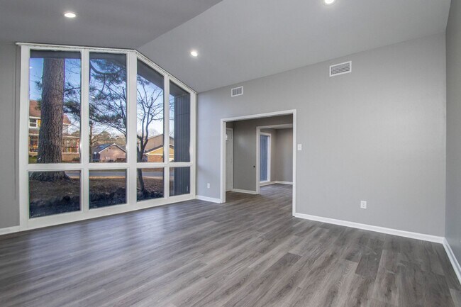 Building Photo - 20 Laver Cir