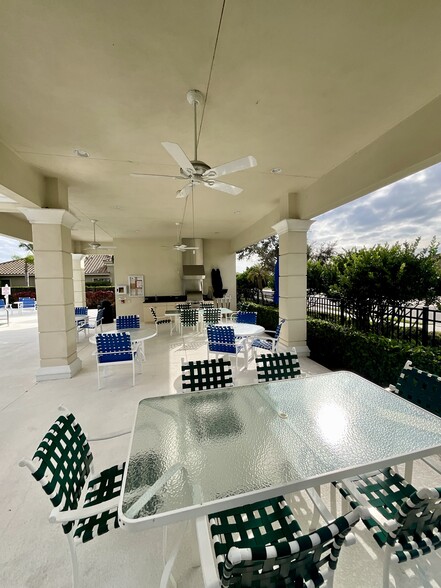 Patio Dining - 1387 Backspin Dr