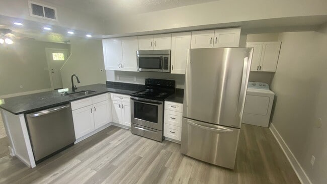 Building Photo - 3245 Summerhill Ln