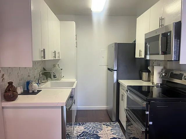 Building Photo - "Charming 1-Bedroom Oasis in Prime Santa Monica Location – Cozy 576 Sq Ft Gem!"